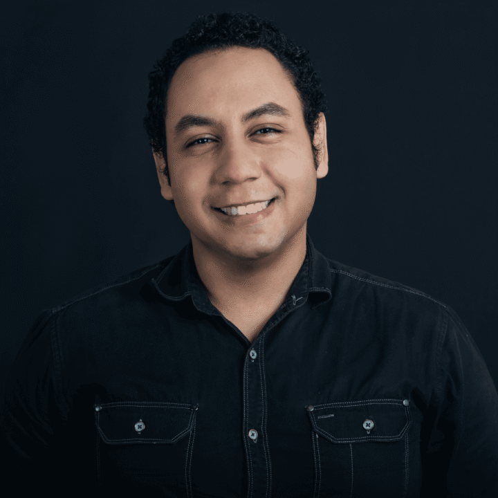 Victor M. Escarraman H. VictorEsca.com 1 Víctor M. Escarramán H. -hijo- es un consultor dominicano de estrategia y presencial digital de marcas personales y comerciales, con más de 9 años de trayectoria profesional y más de 5 años impartiendo docencia de grado sobre presencia en línea.